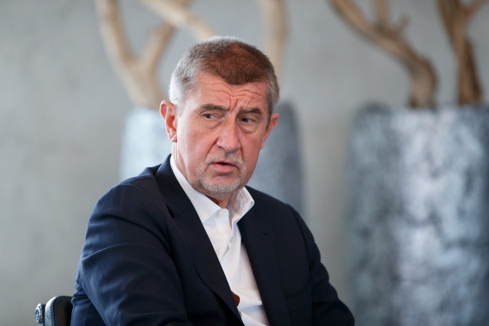 Premiér v demisi Andrej Babiš (ANO) řešil s redaktorkou Blesku Verou Renovicou vládní vyjednávání (15.4.2018)