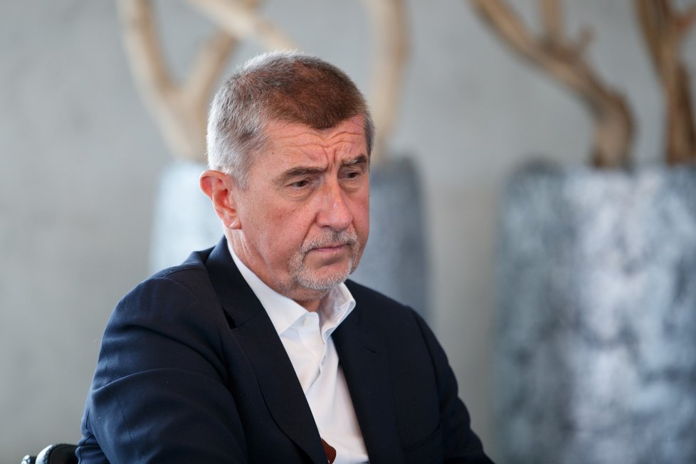 Premiér v demisi Andrej Babiš (ANO) řešil s redaktorkou Blesku Verou Renovicou vládní vyjednávání (15. 4. 2018).