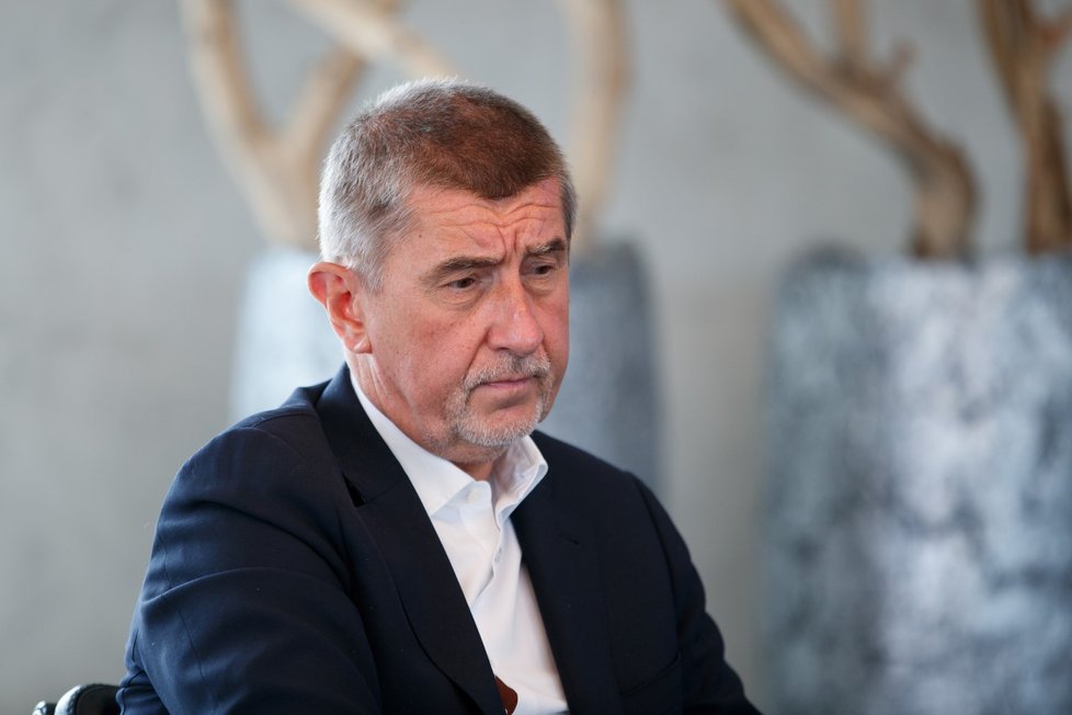 Premiér v demisi Andrej Babiš (ANO) řešil s redaktorkou Blesku Verou Renovicou vládní vyjednávání (15.4.2018)