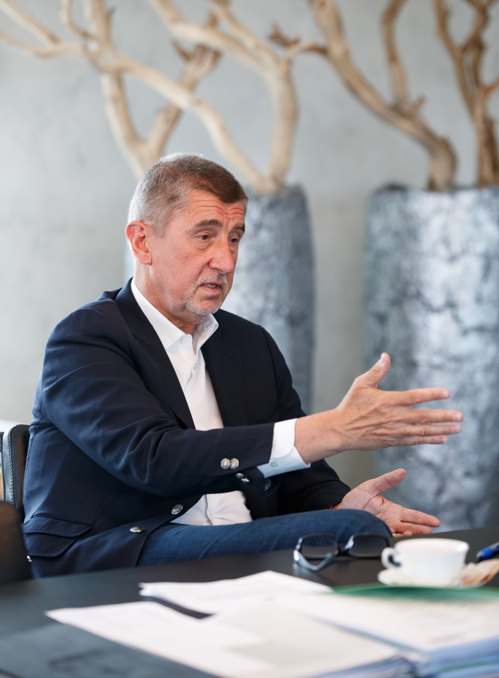 Premiér v demisi Andrej Babiš (ANO) řešil s redaktorkou Blesku Verou Renovicou vládní vyjednávání (15. 4. 2018).