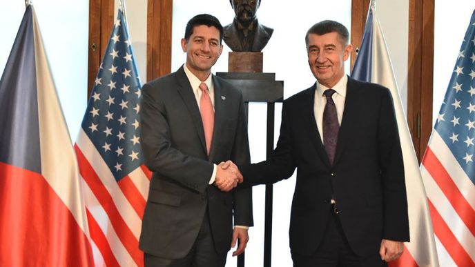 Andrej Babiš se zcela zmocnil Paula Ryana při jeho návštěvě Česka. Andrej Babiš se zcela zmocnil Paula Ryana při jeho návštěvě Česka.
