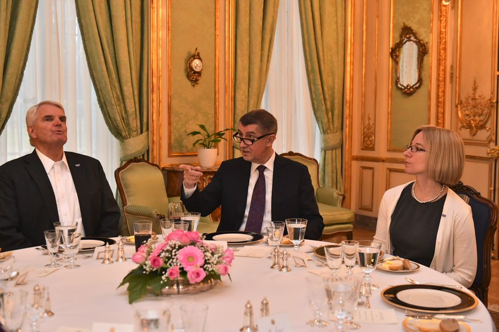 Americký velvyslanec v ČR Stephen King a premiér v demisi Andrej Babiš na večeři s šéfem Sněmovny reprezentantů USA Paulem Ryanem (26. 3. 2018)