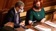 Premiér Andrej Babiš (ANO) a vicepremiérka Alena Schillerová ve Sněmovně při jednání o prodloužení nouzového stavu (26. 2. 2021)