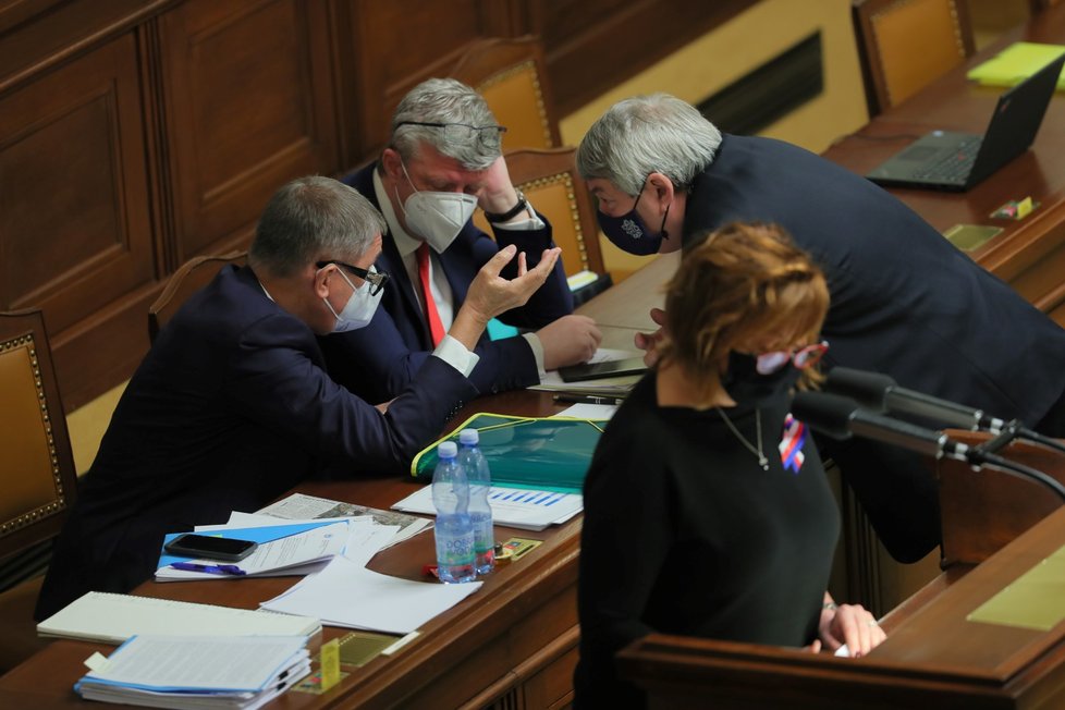 Mezitím, co ministryně financí Alena Schillerová (za ANO) představovala svůj návrh státního rozpočtu, diskutoval premiér Andrej Babiš (ANO) s ministrem Karlem Havlíčkem (za ANO) a předsedou komunistů Vojtěchem Filipem (KSČM). (11. 11. 2020)