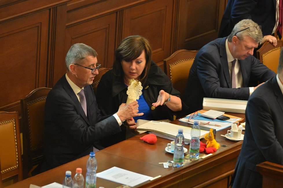 Premiér Babiš a ministryně financí Alena Schillerová dostali do Sněmovny dárky. Háčkovaného andělíčka i srdíčka (4. 6. 2019) (4. 6. 2019)