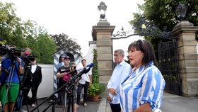 Premiér Andrej Babiš a ministryně financí Alena Schillerová po schůzce s prezidentem Milošem Zemanem v Lánech.