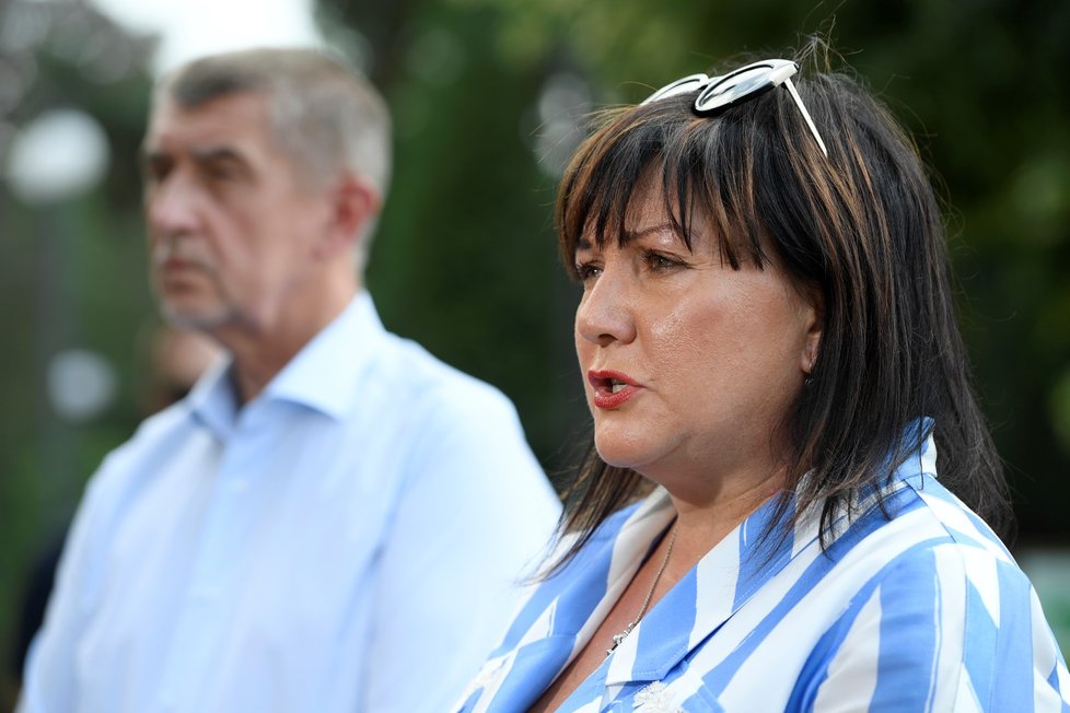 Premiér Andreje Babiš a ministryně financí Alena Schillerová po schůzce s prezidentem Milošem Zemanem v Lánech