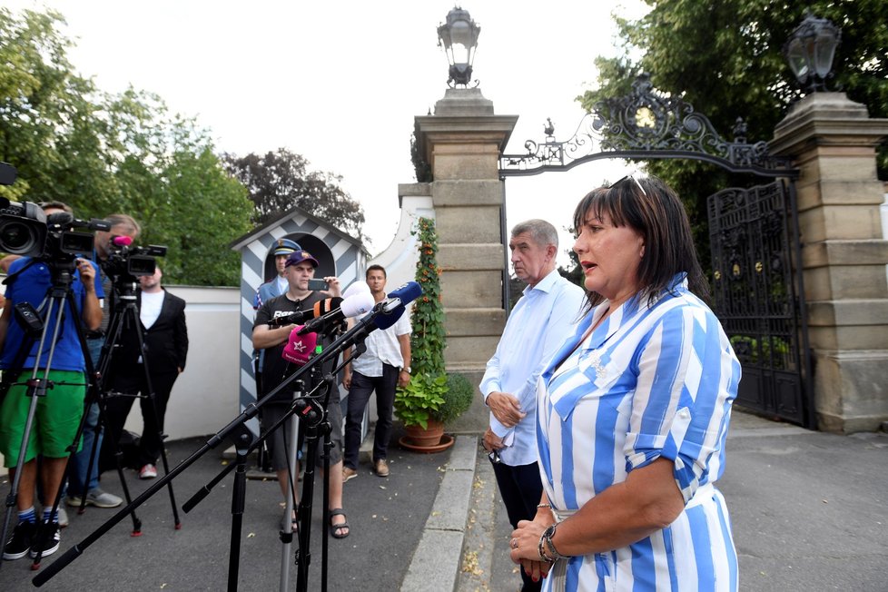 Premiér Andrej Babiš a ministryně financí Alena Schillerová po schůzce s prezidentem Milošem Zemanem v Lánech