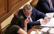 Premiér Andrej Babiš v poslanecké sněmovně velmi často diskutoval. Tentokrát s ministryní financí Alenou Schillerovou (23. 11. 2018)
