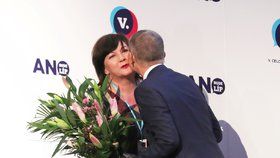 Ministryně financí Alena Schillerová dostala od premiéra Babiše na sněmu květinu(17. 2. 2019)