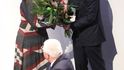 Ministryně financí Alena Schillerová dostala od premiéra Babiše na sněmu květinu(17. 2. 2019)