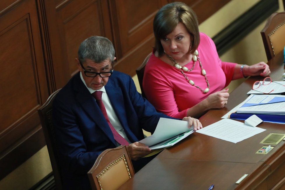 Premiér Andrej Babiš (ANO) a ministryně financí Alena Schillerová v Poslanecké Sněmovně (10. 9. 2019)