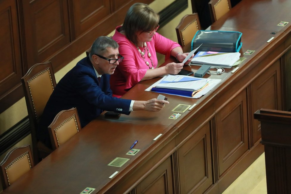 Premiér Andrej Babiš (ANO) a ministryně financí Alena Schillerová v Poslanecké Sněmovně (10.9.2019)