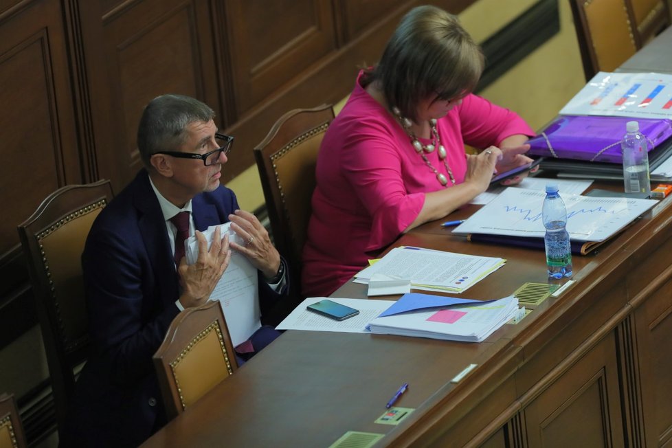 Premiér Andrej Babiš (ANO) a ministryně financí Alena Schillerová v Poslanecké Sněmovně (10.9.2019)