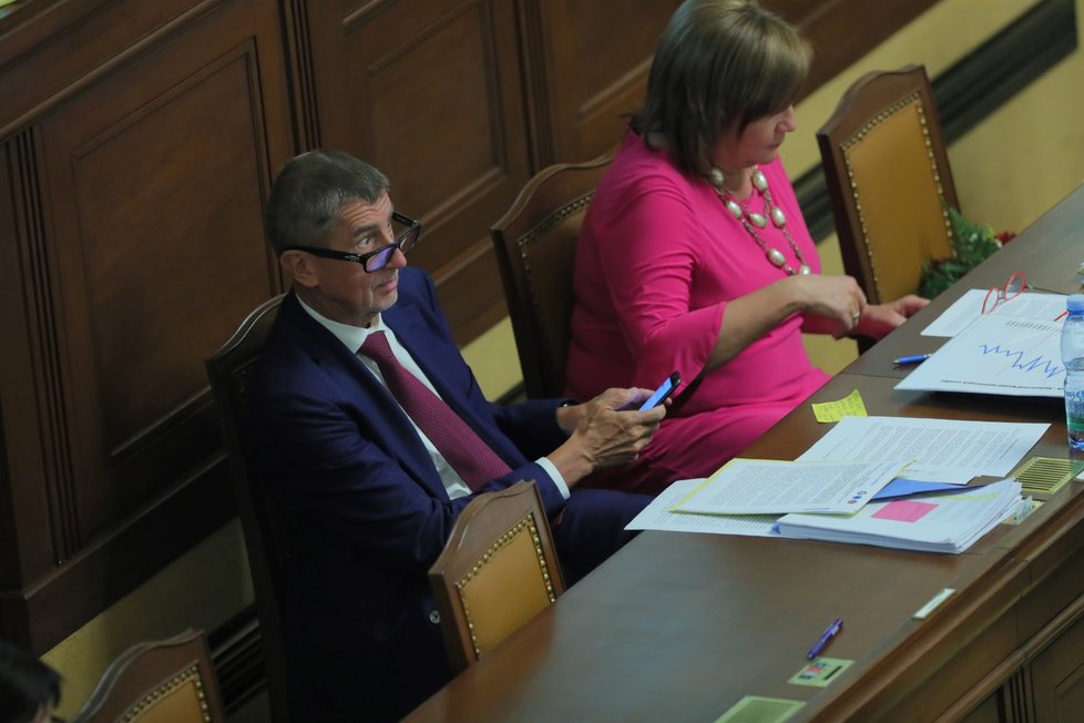 Premiér Andrej Babiš (ANO) a ministryně financí Alena Schillerová v Poslanecké Sněmovně (10.9.2019)