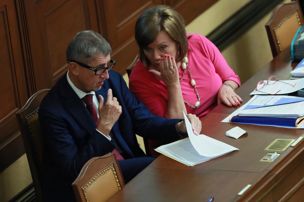 Premiér Andrej Babiš (ANO) a ministryně financí Alena Schillerová v Poslanecké Sněmovně (10. 9. 2019)