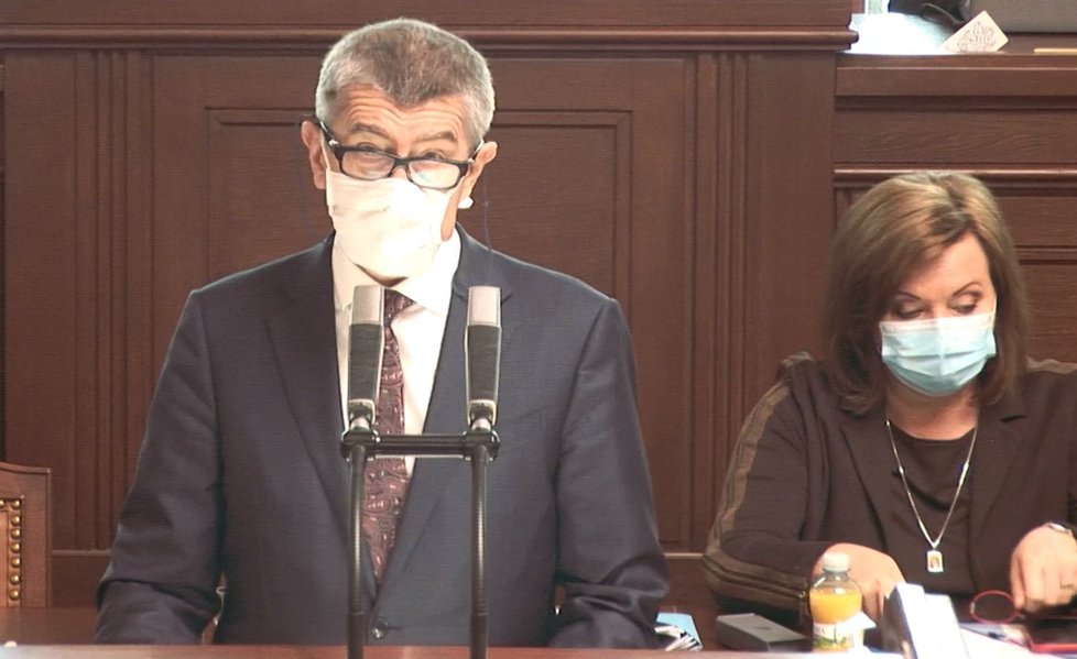 Premiér Andrej Babiš (ANO) ve Sněmovně, za ním ministryně financí Alena Schillerová (za ANO; 7. 4. 2020)