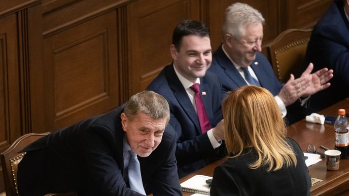 Zleva premiér Andrej Babiš (ANO), ministryně financí Alena Schillerová (ANO), ministr zahraničí Petr Macinka (Motoristé) a ministr obrany Jaromír Zůna (SPD) po schválení návrhu státního rozpoštu na řádné schůzi Sněmovny, 11. března 2026, Praha. Zleva premiér Andrej Babiš (ANO), ministryně financí Alena Schillerová (ANO), ministr zahraničí Petr Macinka (Motoristé) a ministr obrany Jaromír Zůna (SPD) po schválení návrhu státního rozpoštu na řádné schůzi Sněmovny, 11. března 2026, Praha.