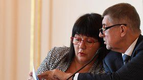 Ministryně financí Alena Schillerová a premiér Andrej Babiš (oba ANO) na setkání lídrů českého stavebnictví (26. 11. 2018)