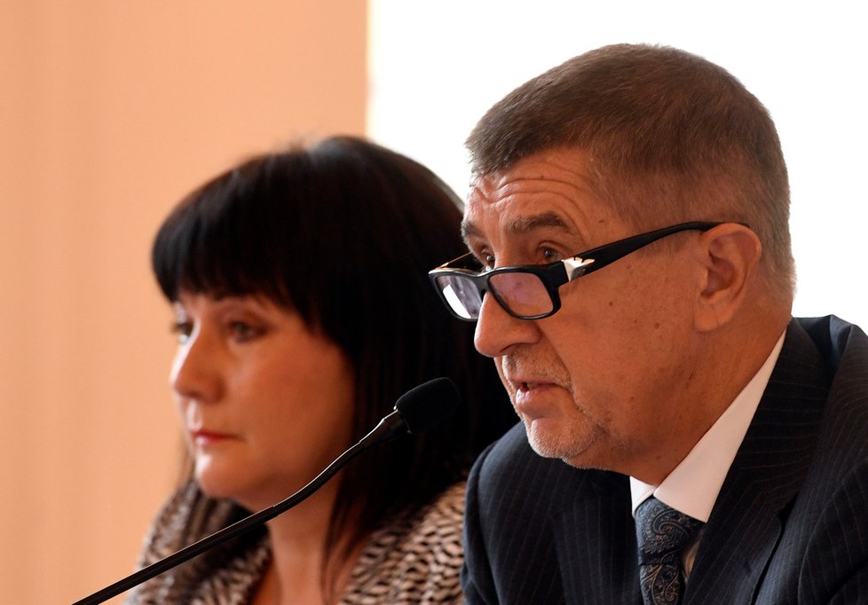 Ministryně financí Alena Schillerová a premiér Andrej Babiš (oba ANO)