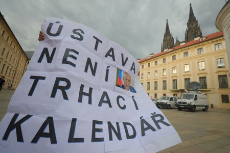 K tiskové konferenci se připojil i aktivista s transparentem, který odkazuje na slova předsedy KDU-ČSL Marka Výborného, že ústava není trhací kalendář