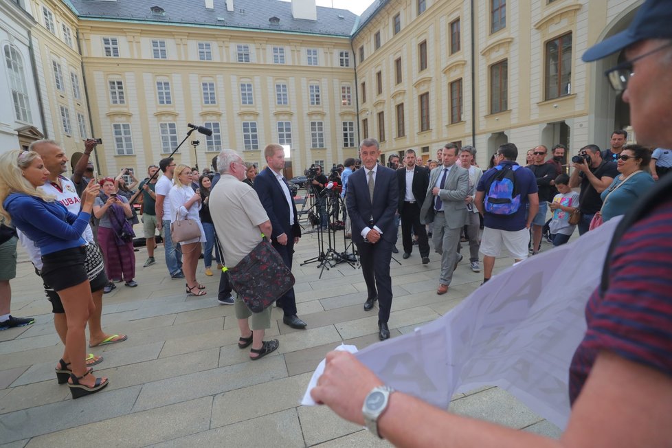 K tiskové konferenci se připojil i aktivista s transparentem, který odkazuje na slova předsedy KDU-ČSL Marka Výborného, že ústava není trhací kalendář.