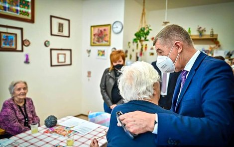 Premiér Babiš se před volbami o seniory vždy zajímá.