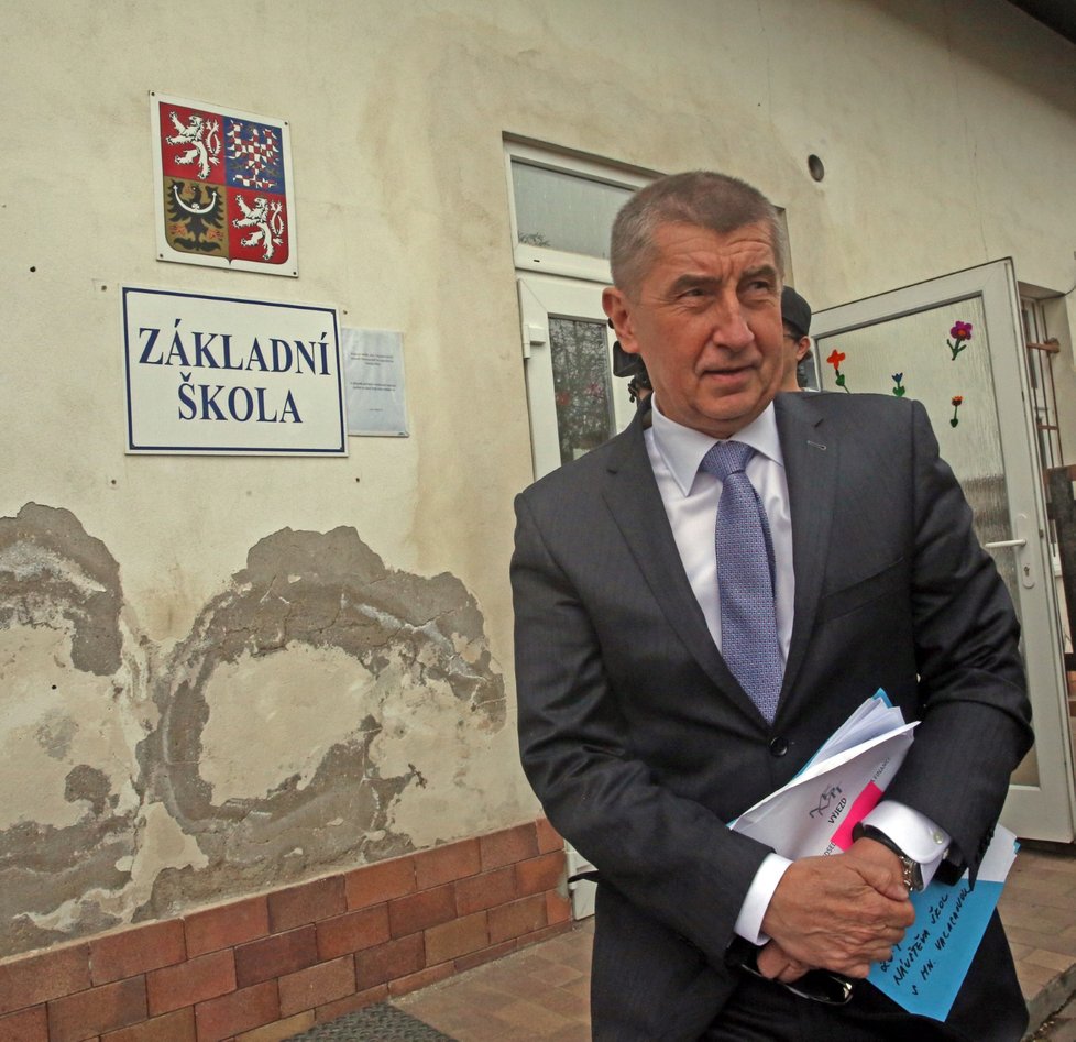 Premiér Andrej Babiš (ANO) před školou v Psárech.