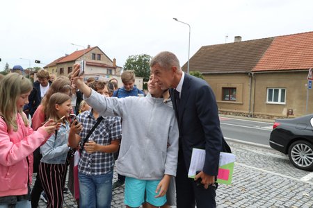 Na premiéra Andreje Babiše se po příjezdu do Rudné sesypala hromada dětí. Předseda společně s ministryní financí a exministryní školství společně s ředitelem školy přivítali děti v nové školy.