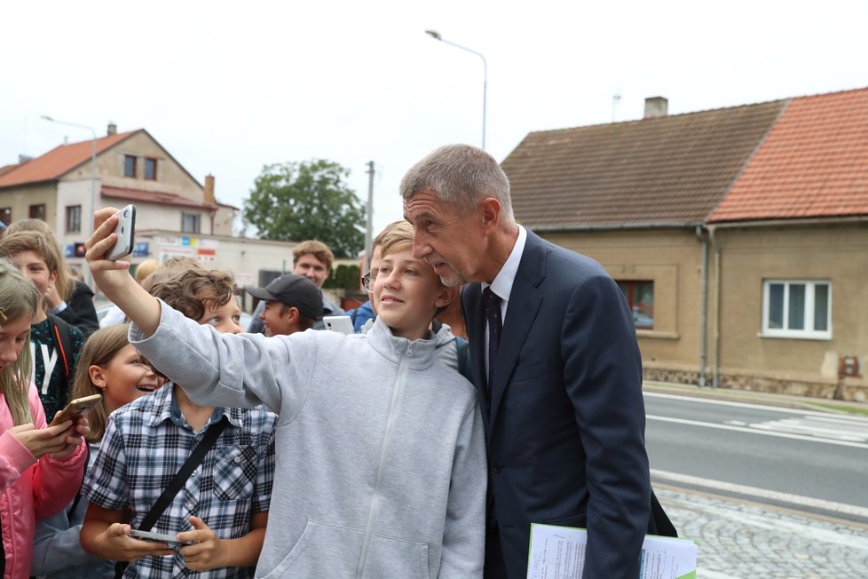 Na premiéra Andreje Babiše se po příjezdu do Rudné sesypala hromada dětí. Předseda společně s ministryní financí a exministryní školství společně s ředitelem školy přivítali děti v nové škole.