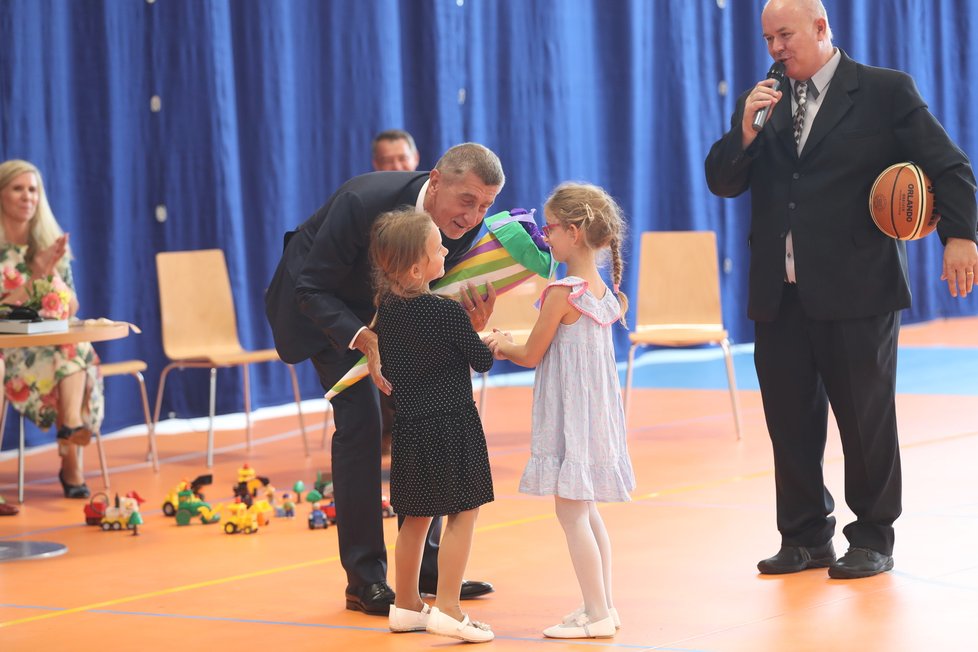 Premiér Andrej Babiš ve škole