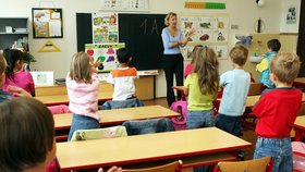 Udržet děti metr od sebe v běžné české škole není podle ředitelů reálné.