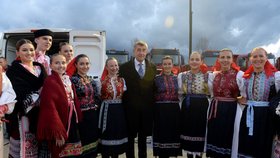 Andrej Babiš pózuje s folklorním souborem na Slovensku.