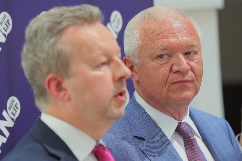 Ministr životního prostředí Richard Brabec a šéf poslanců ANO  Jaroslav Faltýnek na tiskové konferenci v Poslanecké sněmovně. (4. 6. 2019)