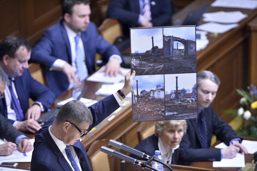 Andrej Babiš během vystoupení ve Sněmovně na téma (nejen) Čapího hnízda