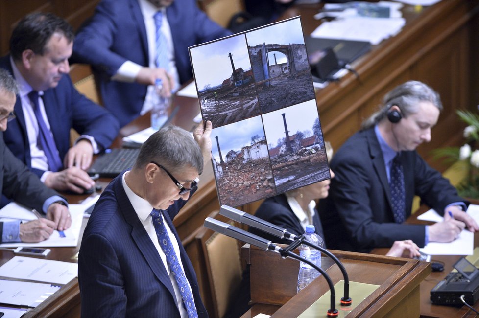 Andrej Babiš vysvětluje poslancům kauzu Čapí hnízdo.