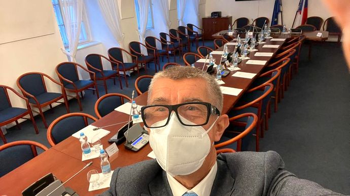 Jednání Sněmovny o pandemickém zákoně: Expremiér Andrej Babiš (ANO) sdílel snímek z prázdných výborů, slíznul za to kritiku (2.2.2022)
