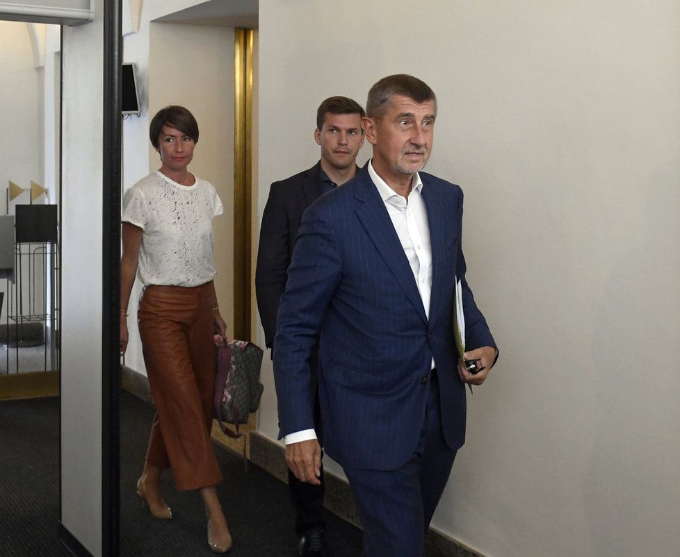 Andrej Babiš (ANO) při vstupu do Sněmovny