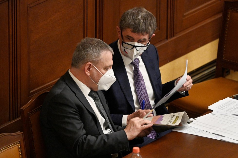 Premiér Andrej Babiš (ANO) ve Sněmovně diskutuje s předsedou poslaneckého klubu KSČM Pavle Kováčikem, při jednání Sněmovny o dalším prodloužení nouzového stavu (26. 2. 2021)