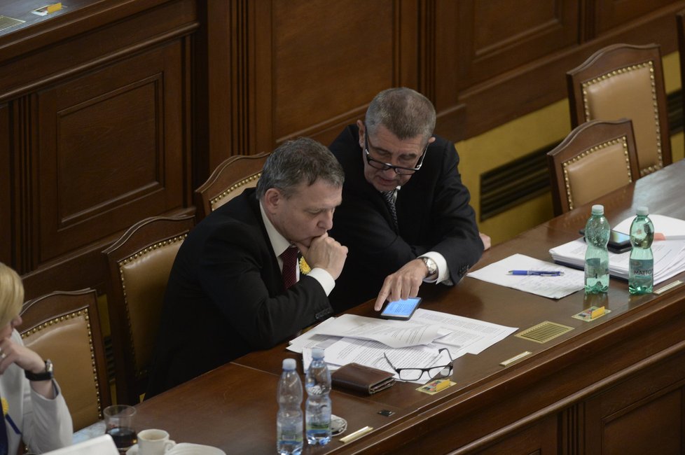 Vicepremiér Andrej Babiš (ANO) s ministrem Zaorálkem (ČSSD) na schůzi Sněmovny o údajném zneužívání moci