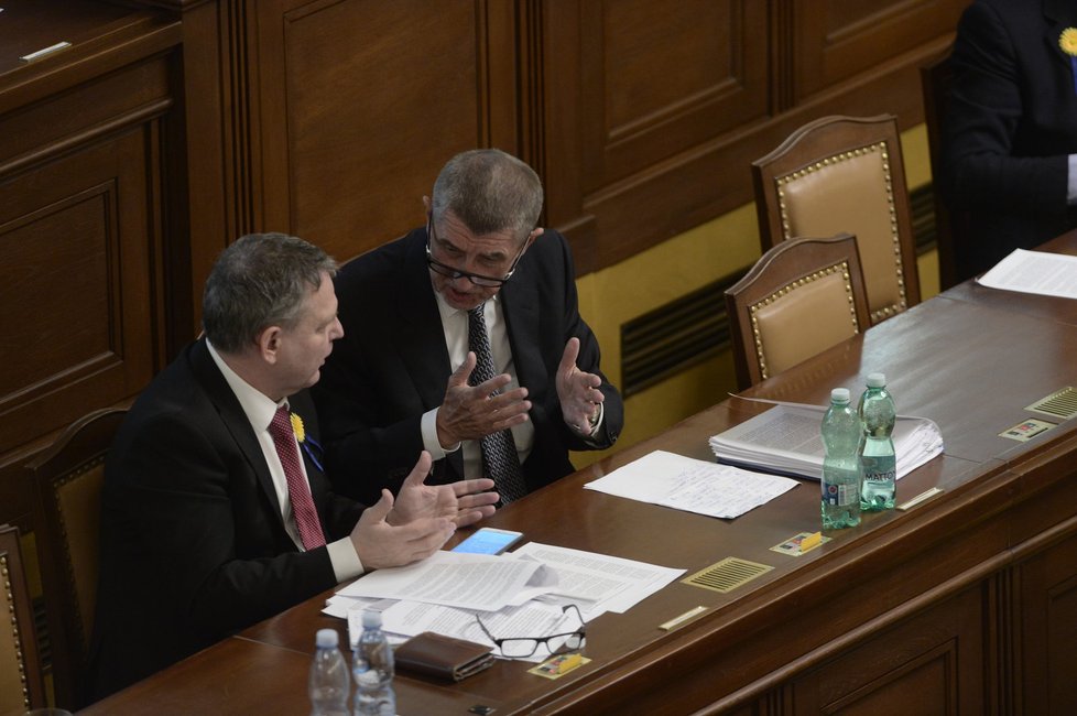 Vicepremiér Andrej Babiš (ANO) s ministrem Zaorálkem (ČSSD) na schůzi Sněmovny o údajném zneužívání moci