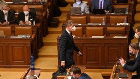 Premiér Andrej Babiš opouští jednací sál Sněmovny. Poslanci diskutovali o výbuších ve Vrběticích z roku 2014 (20. 4. 2021).