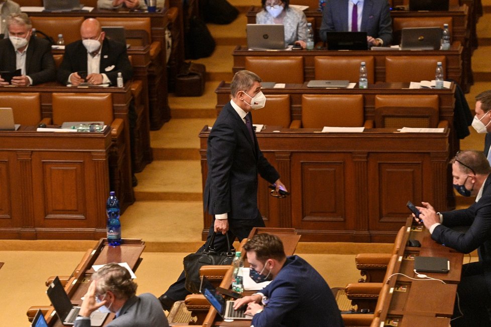 Premiér Andrej Babiš opouští jednací sál Sněmovny. Poslanci diskutovali o výbuších ve Vrběticích z roku 2014. (20. 4. 2021)