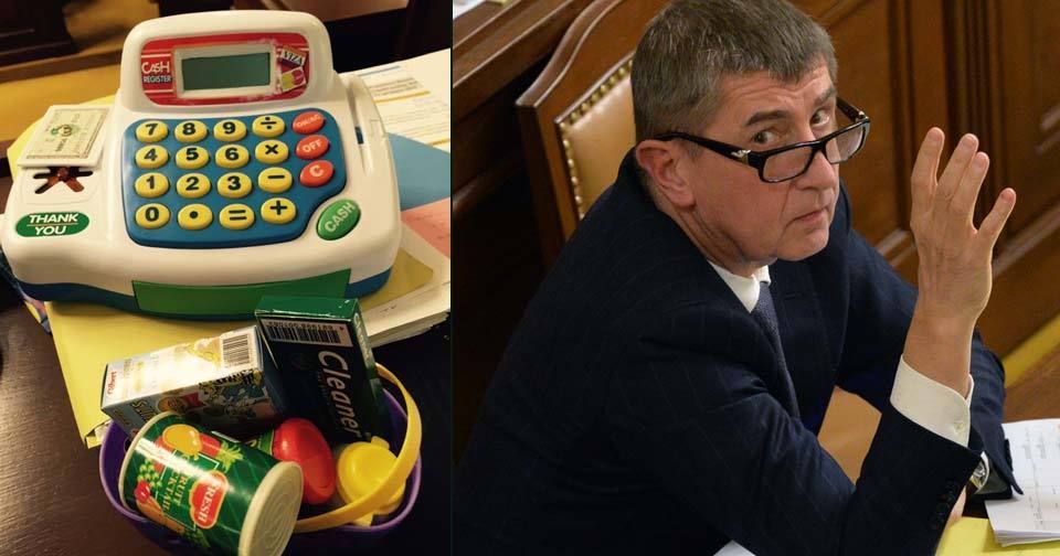 Ministr financí Andrej Babiš si přinesl dětskou pokladničku.