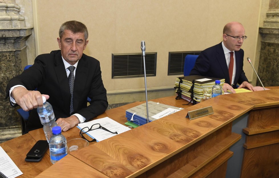 Bohuslav Sobotka a Andrej Babiš na jednání vlády jen den poté, co Sobotka oznámil, že podá demisi.