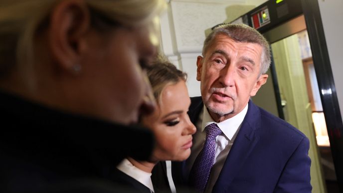 Třetí den soudu Andreje Babiše (ANO): Andrej Babiš přichází k soudu s manželkou Monikou(14.9.2022)