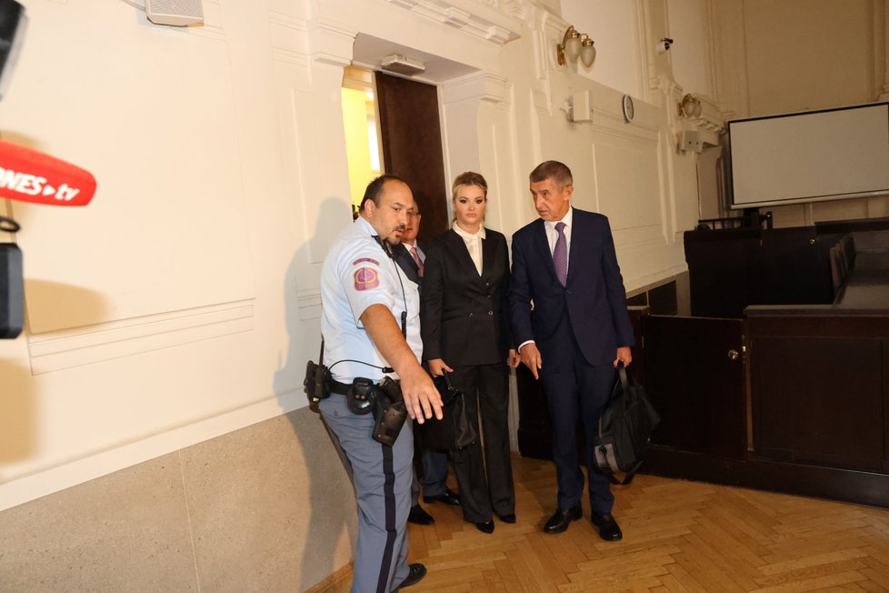 Třetí den soudu Andreje Babiše (ANO): Andrej Babiš přichází k soudu s manželkou Monikou(14.9.2022)