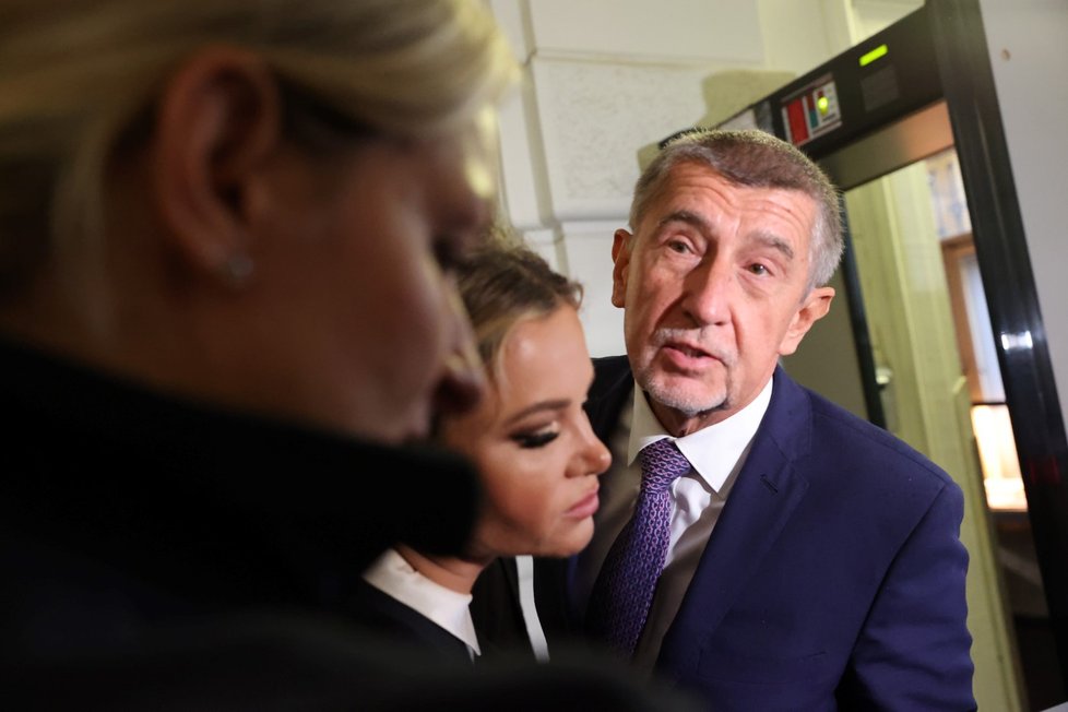 Třetí den soudu Andreje Babiše (ANO): Andrej Babiš přichází k soudu s manželkou Monikou (14. 9. 2022)