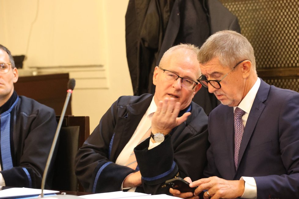 Třetí den soudu Andreje Babiše (ANO):  Andrej Babiš v obležení právníků (14. 9. 2022)