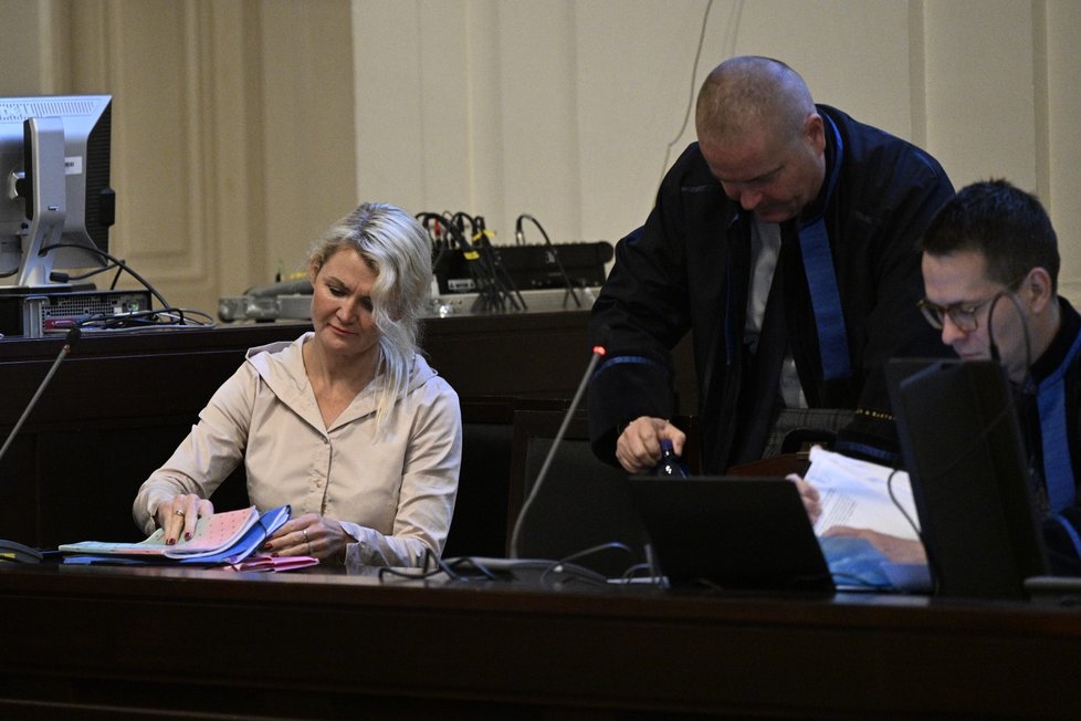 Obžalovaná Jana Nagyová u soudu v kauze Čapí hnízdo (17. 10. 2022)